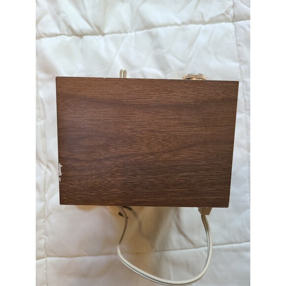 Vintage RCA Victor Radio - Picture 5 of 7